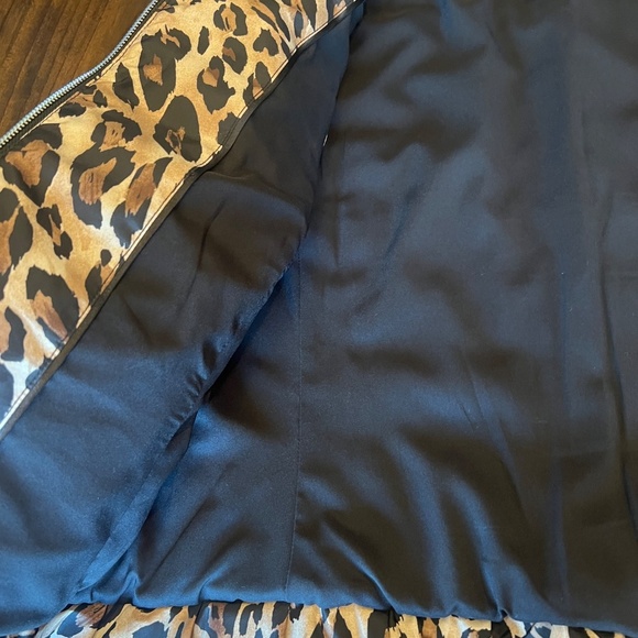 White House Black Market Animal Print puffy vest, zip up, Size Medium - Picture 9 of 13